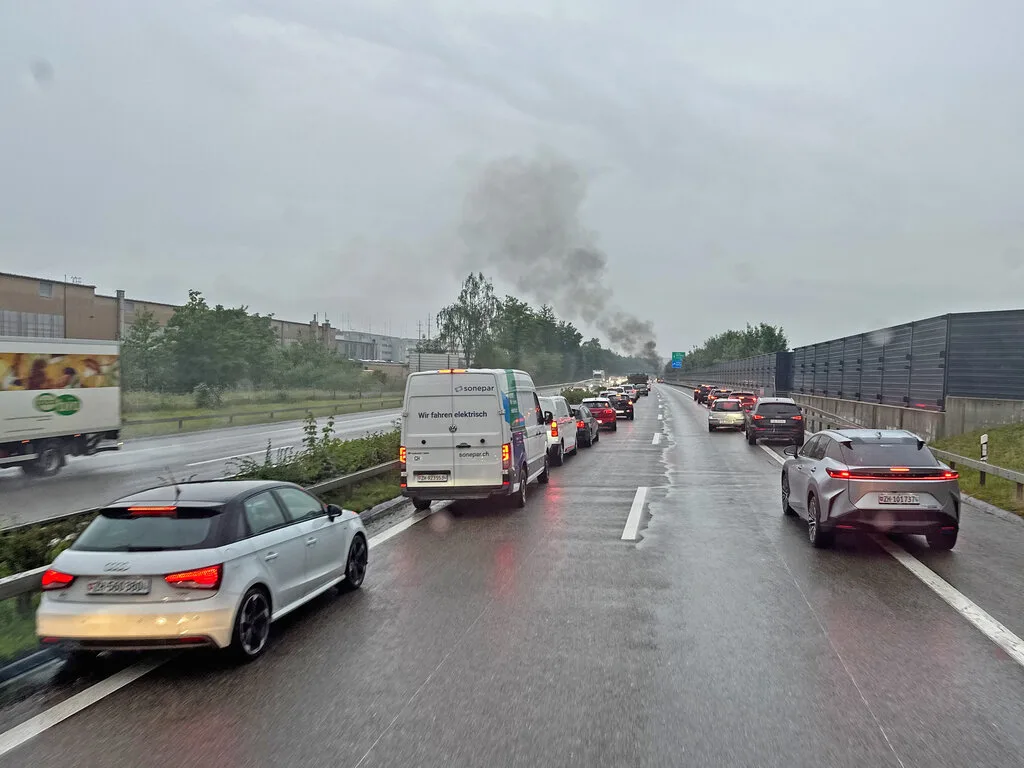 Da freuen sich die Einsatzkräfte: Die Automobilisten bilden vor der Ausfahrt Wangen eine Rettungsgasse. Autos stauen sich und bilden eine Rettungsgasse.